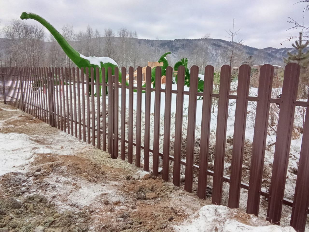 Зимний монтаж забора в п. Листвянка